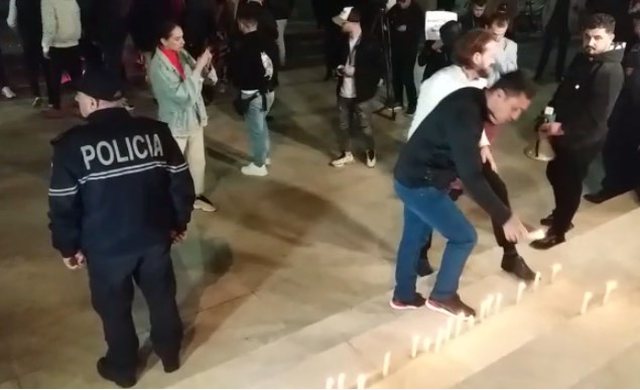 Protestuesit, një minutë heshtje për Lear Kurtin/ Ndizen qirinj para Kryeministrisë