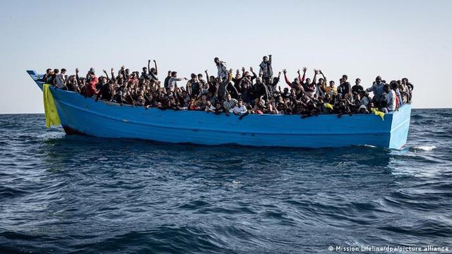 Italia ashpërson politikën ndaj refugjatëve