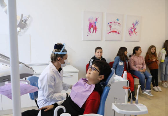 “Kabinete dentare në shkolla”/ Prezantohet projekti i ri i qeverisë