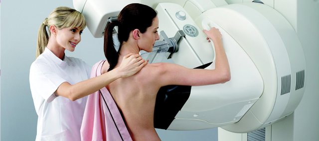 Duke nisur nga mosha, 3 pyetjet më të rëndësishme para se të bëni një mamografi