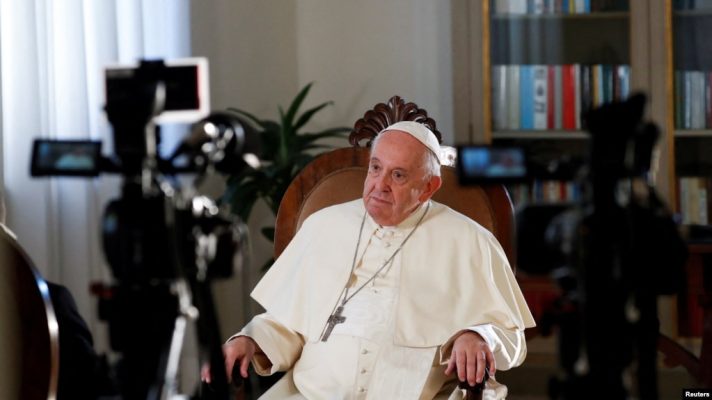 Papa i bën thirrje Putinit të ndalë “spiralen e dhunës dhe vdekjes”