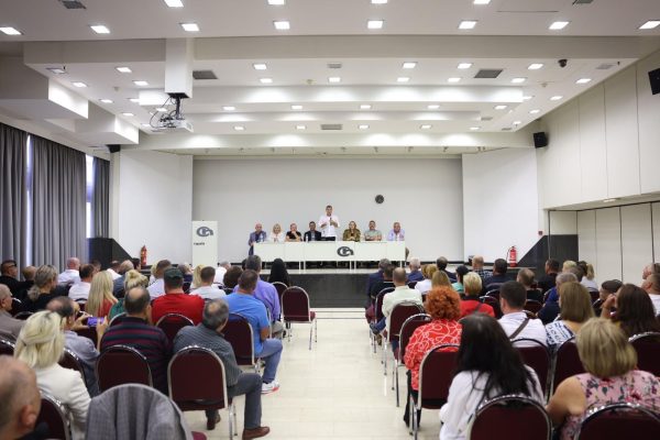 Gjiknuri takim me emigrantët në Greqi: “PS e vetmja forcë që mbështet bashkatdhetarët”