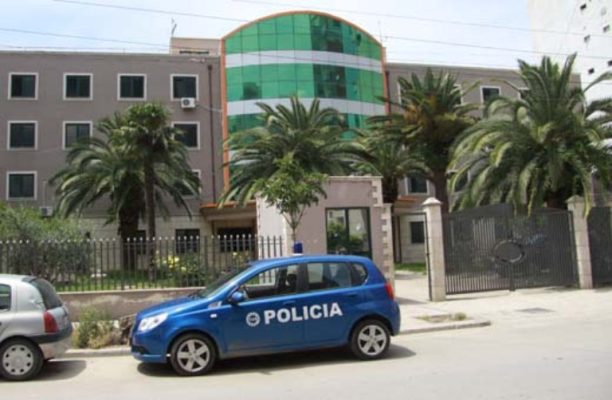 E rëndë në Durrës/ 33-vjeçari vret veten me armë në banesë