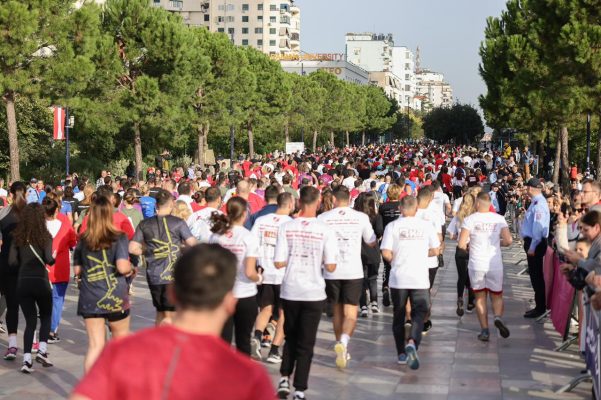 Maratona e Tiranës/ Pjesmarrësit nga të gjitha moshat dhe vende të ndryshme të botës