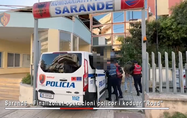 I vodhën një të huaji para me dhunë/ Arrestohen tre të rinj në Sarandë