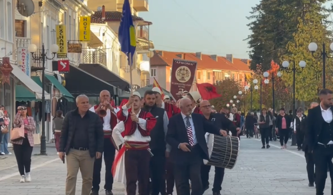 Vallet pushtojnë Bilishtin/ Festivali folklorik bën bashkë grupet nga vendet e Ballkanit