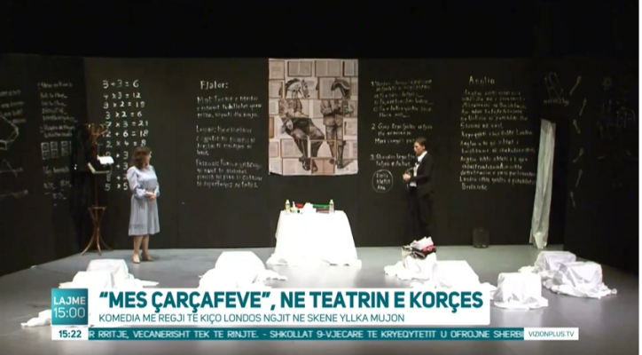 “Mes çarçafëve” në Teatrin e Korçës/ Komedia me regji të Kiço Londos ngjit në skenë Yllka Mujon