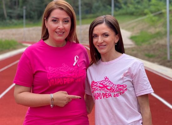 Tetori Rozë/ Manastirliu me Luiza Gegën mesazh ndërgjegjësues për kancerin e gjirit: Bëj mamografinë, vrapo për jetën!