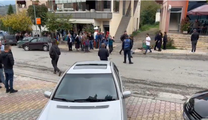 Video- Pak pas vrasjes në Klos/ Gruaja “shpërthen” në britma mbi trupin e 18 vjeçarit