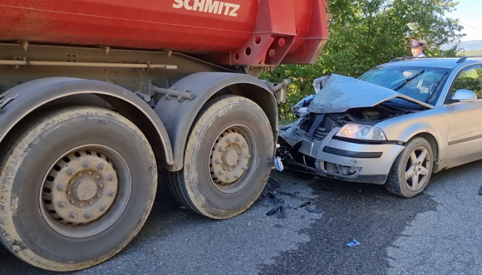 Pesë të plagosur në aksin Burrel-Rrëshen, makina përplaset me kamionin