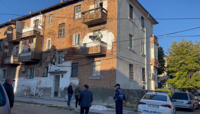 Video- E rëndë në Korçë/ 70 vjeçari hidhet nga kati i tretë i banesës, humb jetën në vend