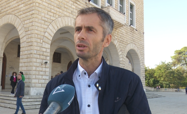 Pedagogët rrëfejnë vështirësitë/ Shohin si zgjidhje largimin nga vendi