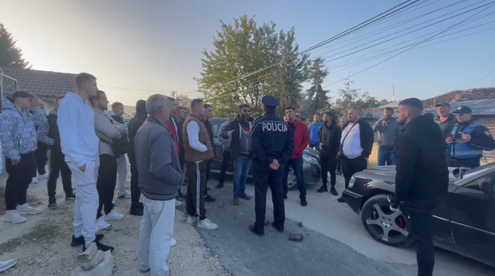 Dëmtimi i rrugës/ Dhjetra banorë në Guras të Pogradecit dalin në protest, nuk lejojnë qarkullimin e mjeteve