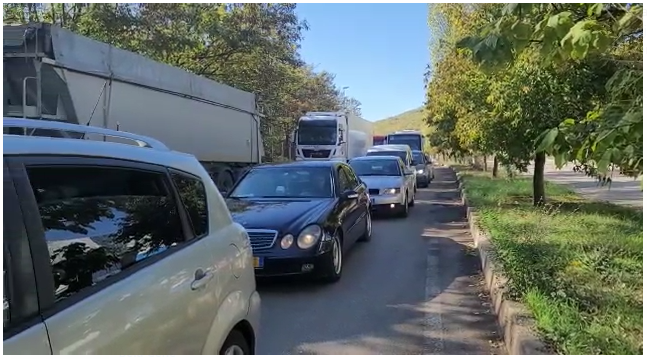 Fluks qytetarësh në pikën kufitare të Qafë-Thanës, shtohet numri i sporteleve