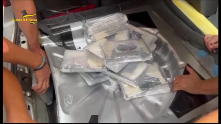 Shqiptari humb qetësinë, kontrolli i policisë italian i gjen 20 kg kokainë të pastër