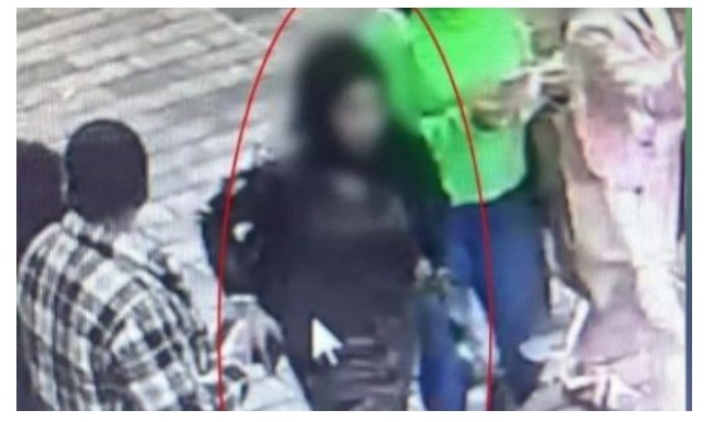 E veshur ushtarake dhe me shami në kokë/ Ja gruaja që vendosi bombën në sheshin e Stambollit