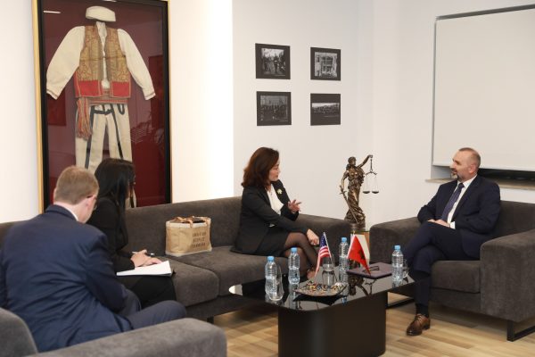 Yuri Kim takohet me Ulsi Manjën/ Ambasada zbardh diskutimet