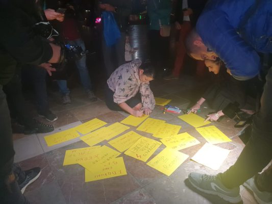 Ngjarja e rëndë në Pejë/ Qytetarët në Tiranë sensibilizohen me gruan e dhunuar