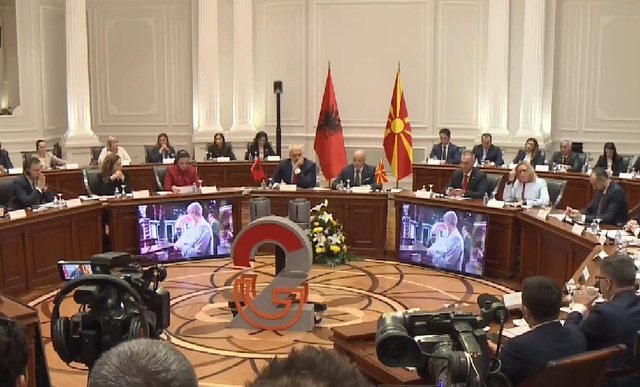 Nga Siguria tek Energjia/ Këto janë 21 marrëveshjet e firmosura mes dy qeverive në Shkup