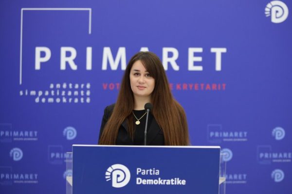 Gara për Bashkinë e Beratit/ 23 vjeçarja prezanton kandidaturën për në primare
