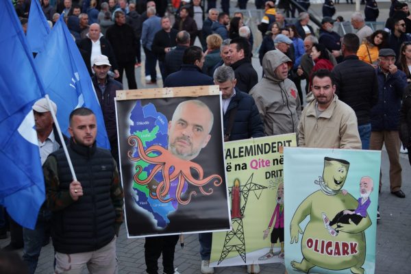 “Edi Rama arkitekt i shpupullimit”/ Pankartat ‘pikante’ nga protesta e opozitës