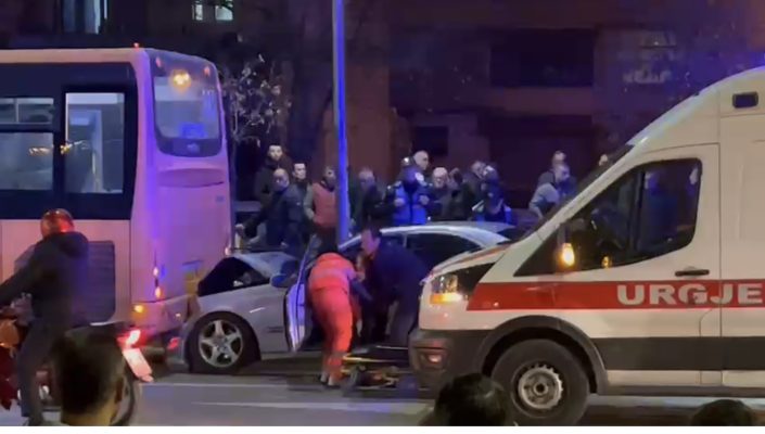 Aksident i rëndë në Tiranë/ Automjeti përplaset me urbanin, plagoset drejtuesja (Pamjet)