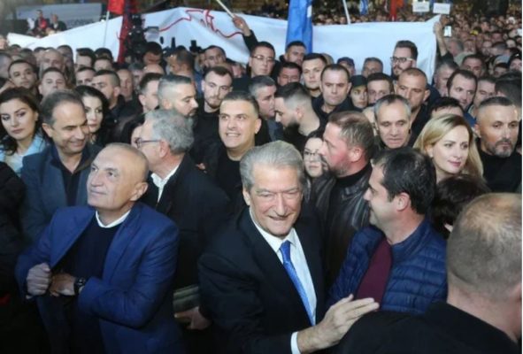 Protestë në ditën e Samitit të BE në Tiranë/ Ministri Çuçi: Vetëm një antishqiptar si Berisha mund të turpërojë vendin