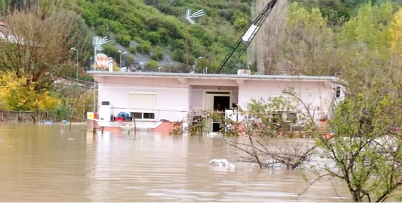 Moti i keq/ Policia evakuon 2 familje që ishin izoluar nga uji në Shkodër