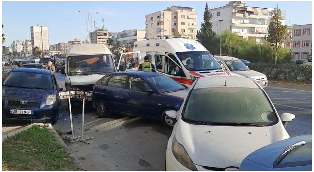Aksident në Vlorë/ Përfshihen katër automjete, dëme të konsiderueshme