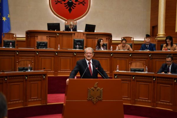 Berisha në Kuvend: Afera e Durrësit është Rama-Vuçiç. Pas qëndrojnë vëllezërit e sanksionuar nga SHBA, BE dhe Britania