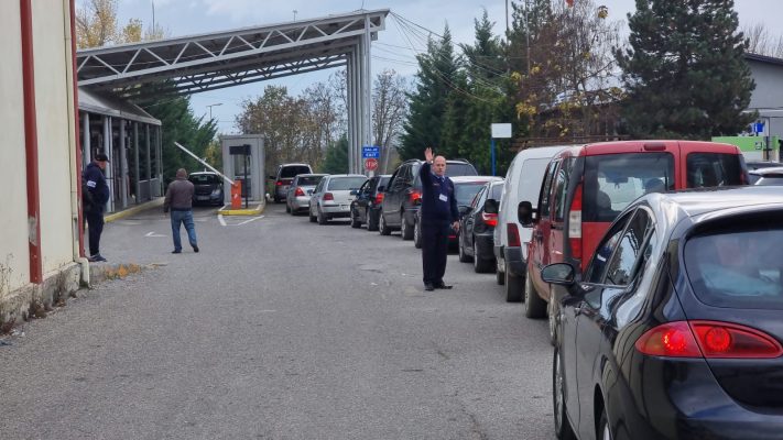 Dibranët bëjnë pazar tej kufirit/ “Ushqimet dhe karburanti janë shumë më lirë sesa në Shqipëri”