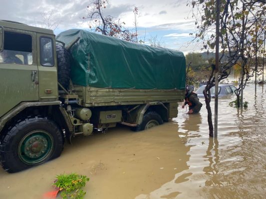 Situatë e rëndë në Lezhë nga përmbytjet/ Qindra hektarë nën ujë, disa rrugë rurale të bllokuara
