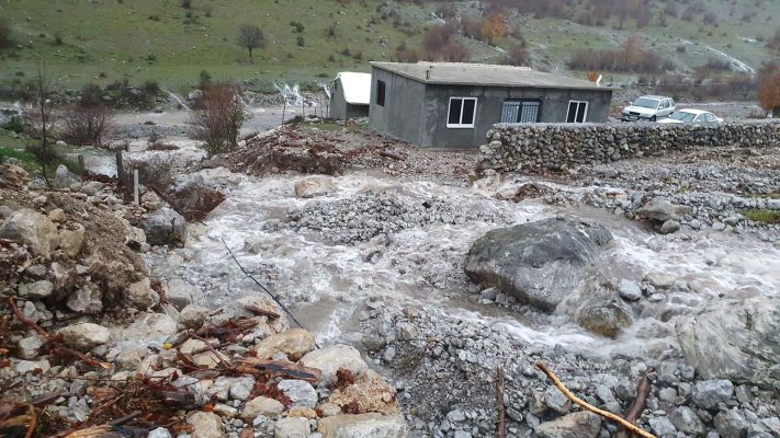 Reshje e shtuhi në Shqipëri/ Pezullohet lundrimi në det. Shumë rrugë përmbyten, mijëra banorë janë pa drita 