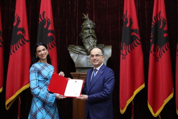Dua Lipa merr nënshtetësinë shqiptare/ Begaj: Një vajzë e thjeshtë që i ka dhënë krenari Shqipërisë dhe Kosovës