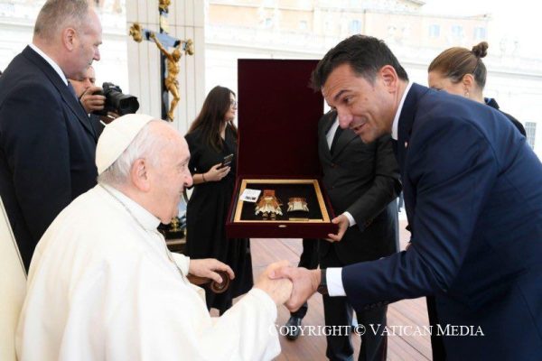 Veliaj pritet nga Papa Françesku në Vatikan, i jep lajmin e mirë për ndërtimin e shenjtores së Nënë Terezës te Parku i Liqenit