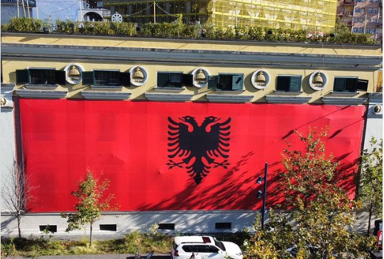 Bashkia vishet me flamurin gjigand kuqezi, Veliaj: Gëzuar 110-vjetorin e Pavarësisë Tiranë! Ditët më të mira i kemi përpara
