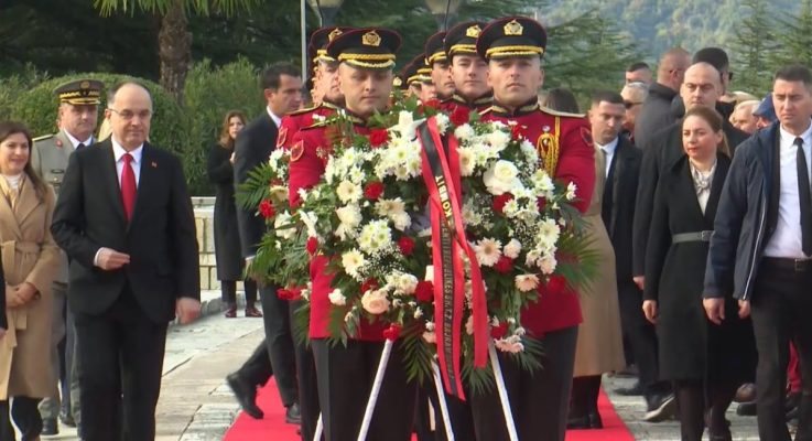 Nderohen të rënët e luftës/ Homazhe në Varrezat e Dëshmorëve për 78 vjetorin e çlirimit, mungon Rama