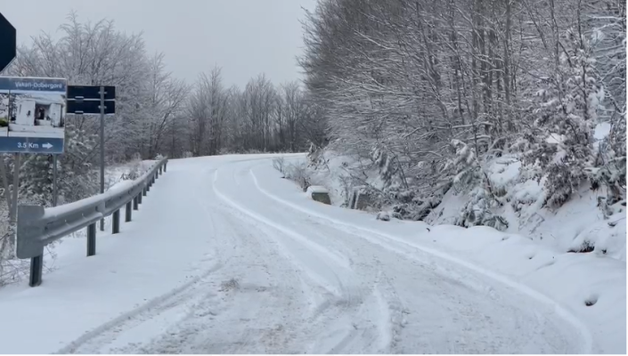 Temperaturat e ulëta/ Bora mbulon fshatrat e Korçës, nuk ka probleme me rrugët
