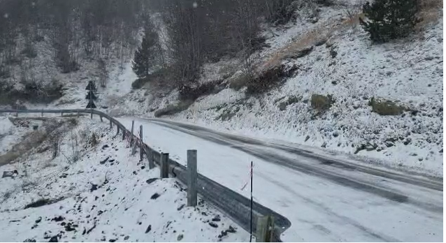 Video- Zbardhet juglindja e vendit/ Voskopoja dhe Dardha mbulohen nga bora, ja situata e rrugëve