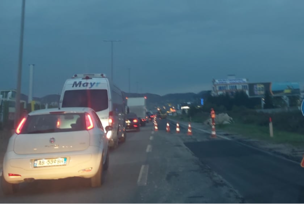 Foto/ Trafik kilometrik në autostradën Tiranë-Durrës