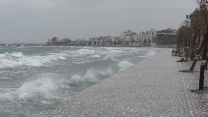 Moti i keq në Adriatik, pezullohet lundrimi i trageteve Durrës-Bari