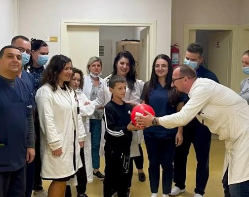 Manastirliu publikon historinë e veçantë, mjekët surprizojnë 7-vjeçarin pasi përfundon trajtimin në spitalin onkologjik