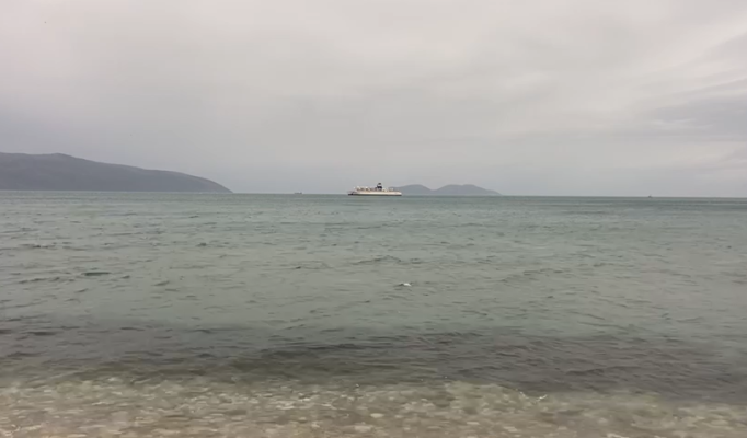 Mbërritën në Vlorë pas 7 orësh dy tragete/ 230 pasagjerë duhet të presin deri në qetësimin e detit