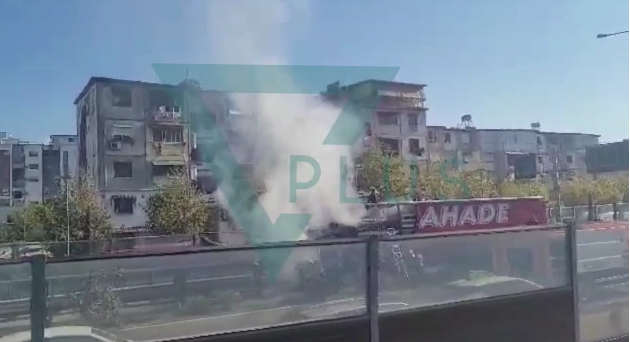 Video- Kamioni përfshihet nga zjarri tek “Pallati me Shigjeta”/ Policia zbardh shkakun