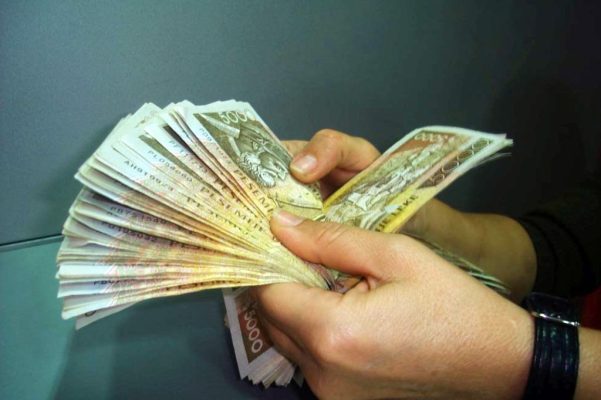 Interesat e depozitave në rritje/ Shqiptarët kursejnë më shumë në monedhë të huaj