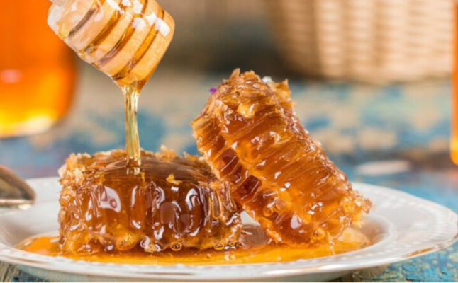 Ulet prodhimi i mjaltit/ Shkak sëmundja që ka prekur bletët 