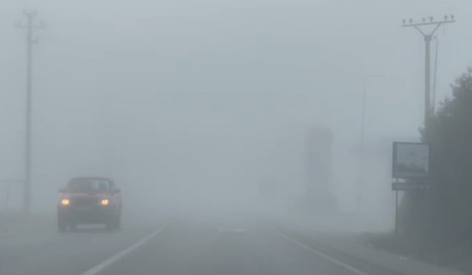 Juglindja mbulohet nga mjegulla, vështirësi në qarkullimin e automjeteve