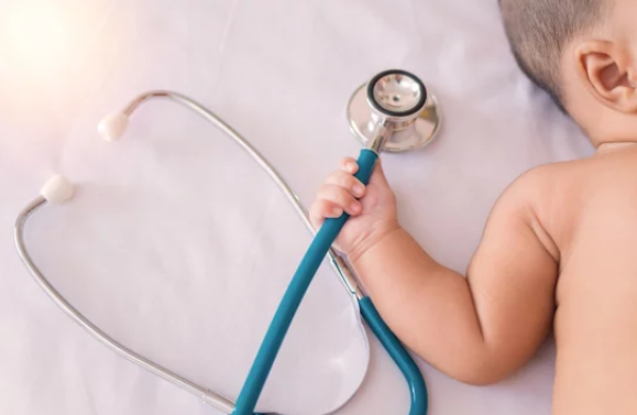 Fluks në urgjencat e pediatrisë/ Luhatjet e temperaturave po shtojnë virozat tek fëmijët
