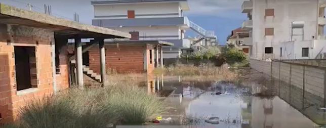 Përmbytje edhe në zonën e ish-Kënetës në Durrës/ Disa banesa “notojnë” në ujë