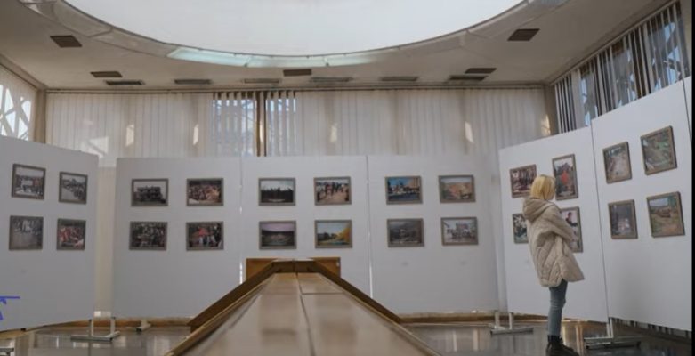 Ekspozitë për genocidin serb/ “Mos harro” sjell 70 fotografi nga vuajtjet e shqiptarëve të Kosovës